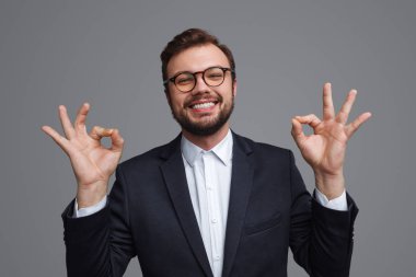 İçerik işadamı mutluluk içinde meditasyon