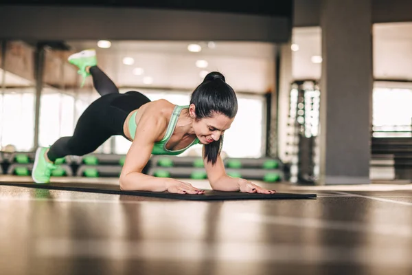 Mulher atlética fazendo exercício no tapete — Fotografia de Stock