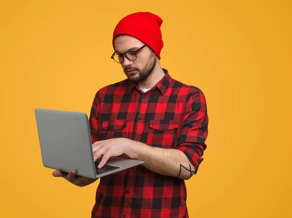 Hipster człowieka za pomocą laptopa — Zdjęcie stockowe
