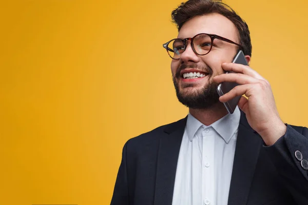 Glada eleganta mannen tala på telefon — Stockfoto