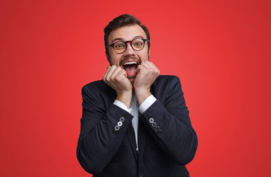 El hareketi ve çığlık heyecanlı işadamı