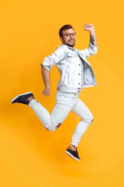 Stilvoller Mann läuft in die Luft — Stockfoto