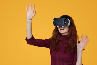 Neşeli kadın sanal gerçeklik keşfetmek