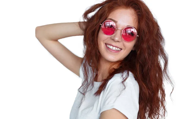 Charmiga hipster kvinna i solglasögon — Stockfoto