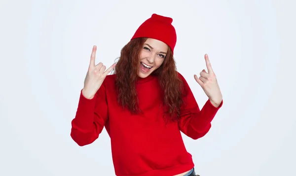 Femme Rousse Mode Chapeau Rouge Sweat Capuche Montrant Geste Rock — Photo