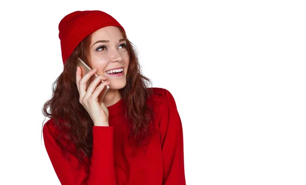 Trendiga kvinna i röd tala på telefon — Stockfoto