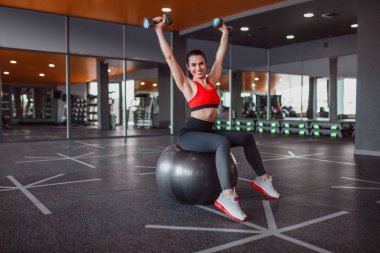 İsviçre topu egzersiz halter kadınla