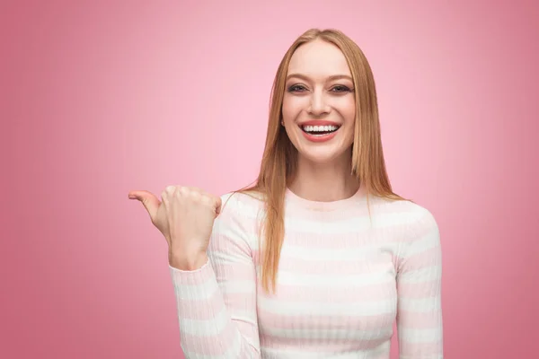 Sorrindo modelo elegante apontando para longe com o dedo — Fotografia de Stock