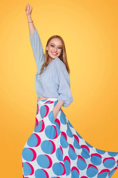 Mulher feliz brilhante em roupa colorida — Fotografia de Stock