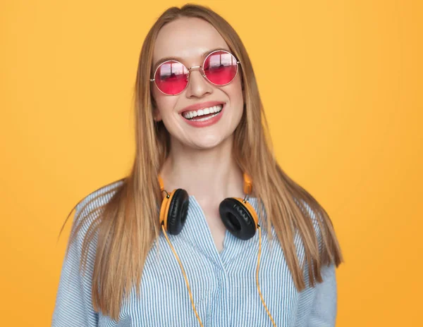 Mujer hipster de moda en auriculares y gafas de sol — Foto de Stock