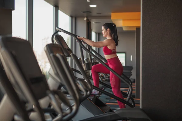 Woman training on exercise machine — Stock Photo, Image