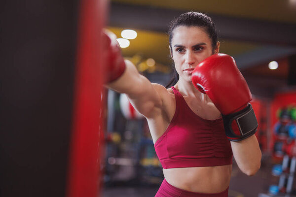 Бокс для взрослых в тренажерном зале
