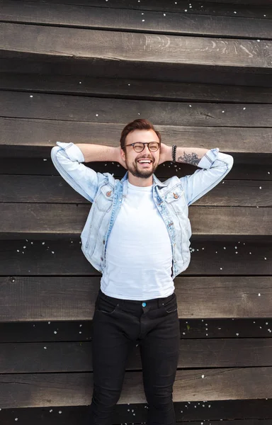 Homme excité couché sur les marches — Photo