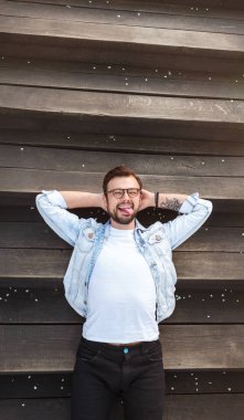 Komik adam merdiven üstünde yatan