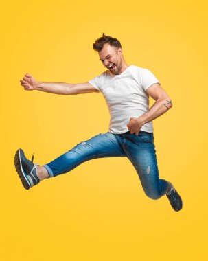 Atlama ve gitar çalmak gibi davranarak bir adam