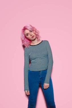 Pembe saçlı modern hipster kadın