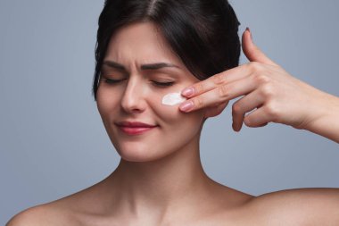 Papatyanın kadın krem uygulamak
