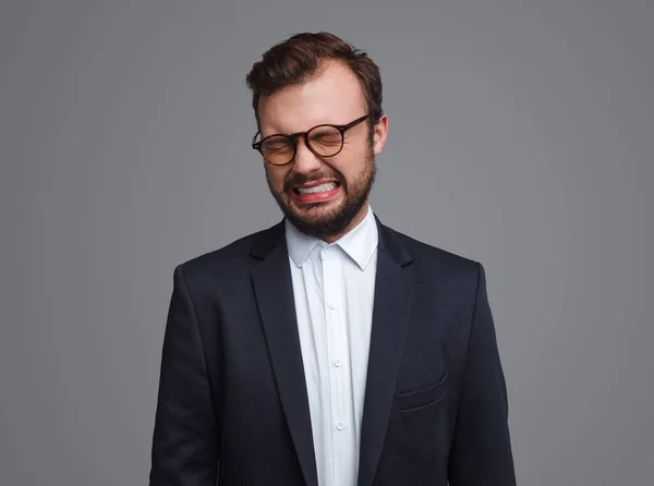 Jovem empresário de óculos chorando — Fotografia de Stock