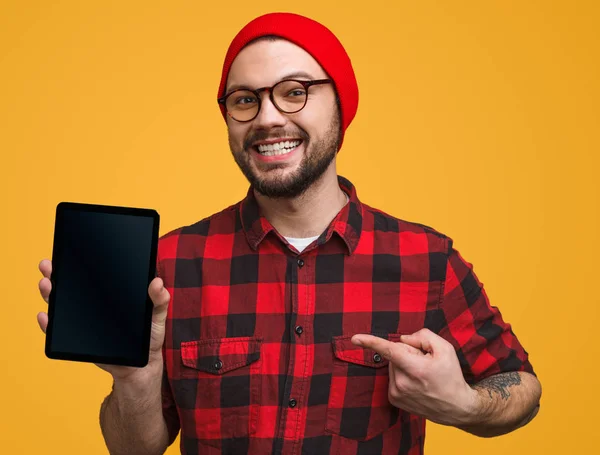 Estudiante sonriente mostrando nueva tableta —  Fotos de Stock