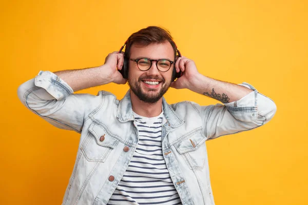 Glada moderna människan lyssnar på musik — Stockfoto