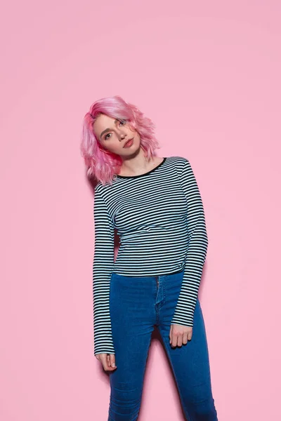 Mujer hipster moderna con cabello rosa — Foto de Stock