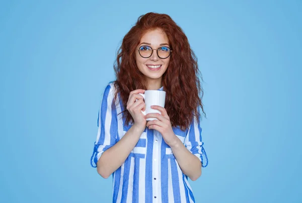 Encantadora mujer con taza —  Fotos de Stock