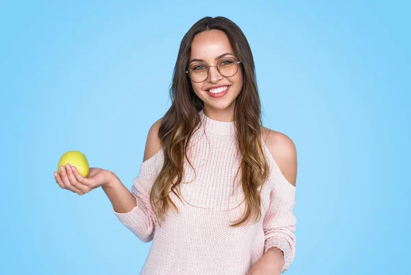 Счастливая девушка-подросток с спелым яблоком — стоковое фото