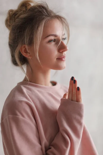 Hermosa mujer meditando a la luz del día — Foto de Stock