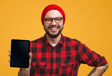 Neşeli adam gösteren tablet