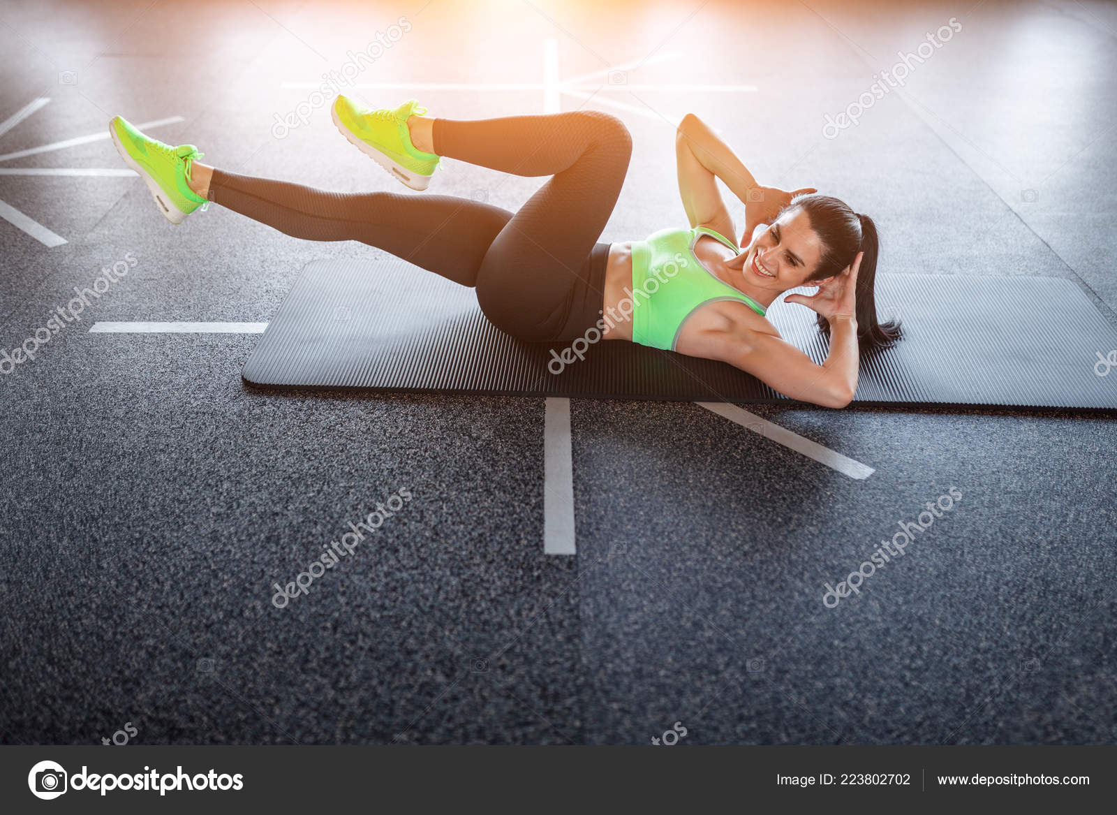 Gladlynt kvinna gör armbåge till knä crunches — stockfoto © kegfire  #223802702, image size:1600x1167