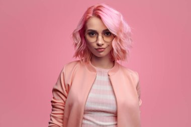 Pembe kıyafeti kendine güvenen moda kadın