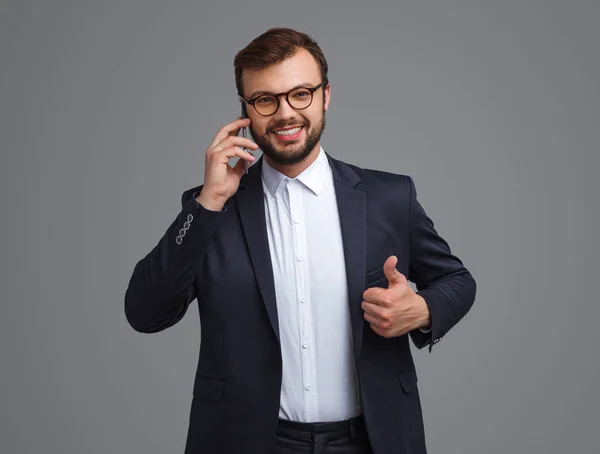 Mosolygó sikeres üzletember, beszél a telefonon — Stock Fotó