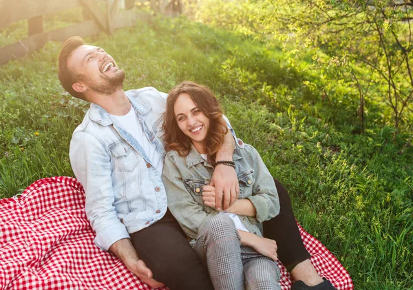 Casal alegre sentado no chão — Fotografia de Stock