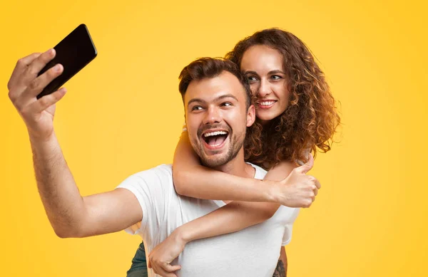 Coppia amorevole scattare selfie con il telefono — Foto Stock