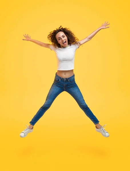 Mujer loca saltando y gritando —  Fotos de Stock