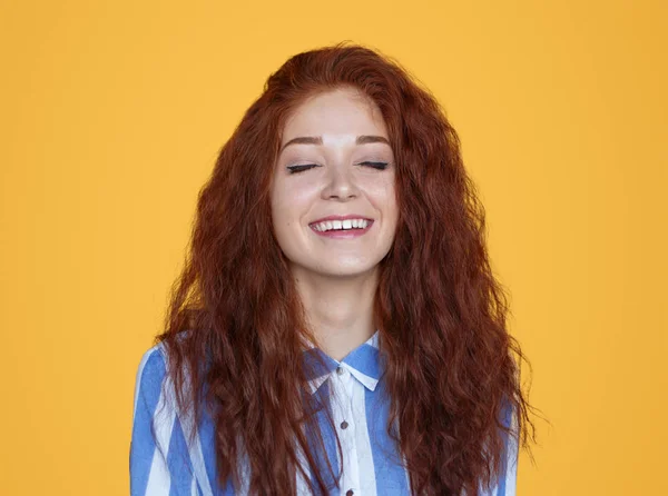 Contenu charmant rousse femme souriant — Photo