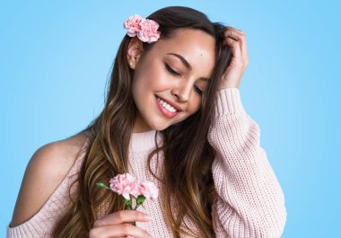 Zarif dişi çiçekler ile