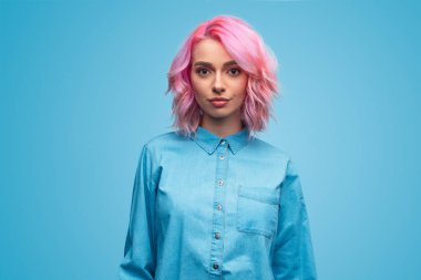 Pembe saçlı modern bin yıllık kadın