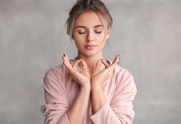 Молодая женщина медитирует с закрытыми глазами — стоковое фото