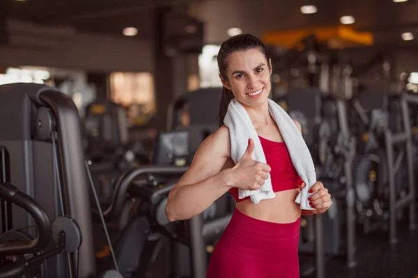 Smiling sportswoman gesturing thumb up — Stock Photo, Image