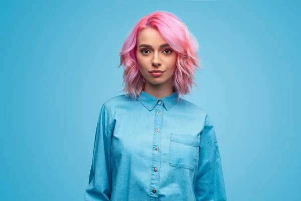 Mujer milenaria moderna con cabello rosa — Foto de Stock