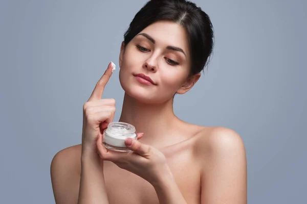 感性女性应用保湿化妆水 — 图库照片