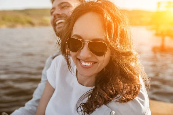 Vrolijke vrouw met vriendje in de buurt van water — Stockfoto