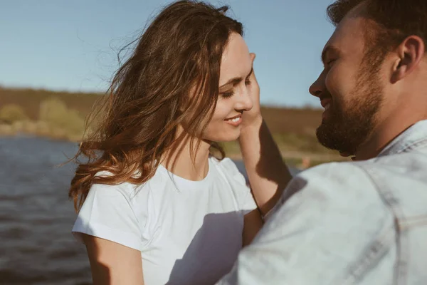 Acariciando jovem casal à luz do sol — Fotografia de Stock