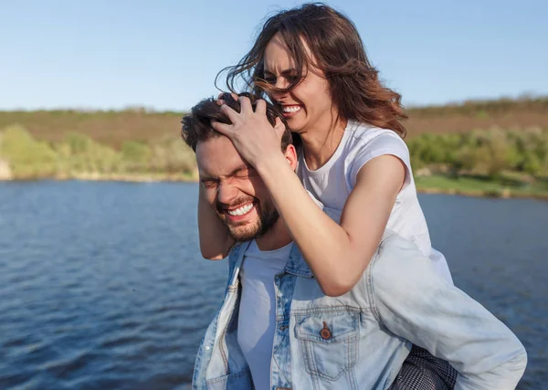 Casal se divertindo perto de água — Fotografia de Stock