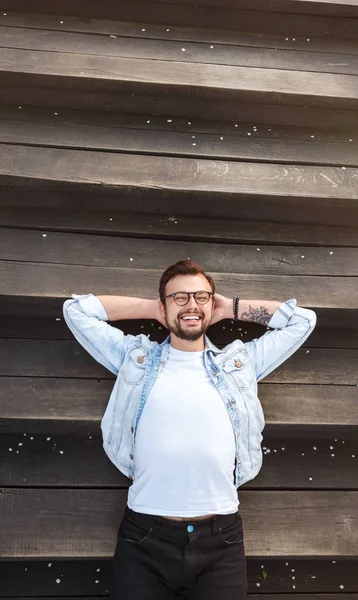 Upphetsad hipster mannen liggande på stegen — Stockfoto