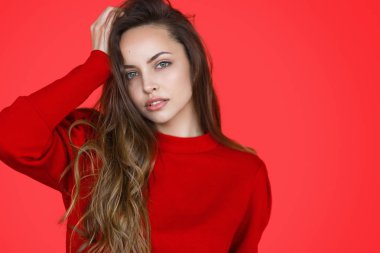 Kırmızı kazaklı şehvetli modern esmer