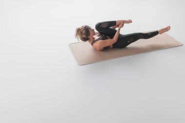 Genç kadın katta bacak Germe