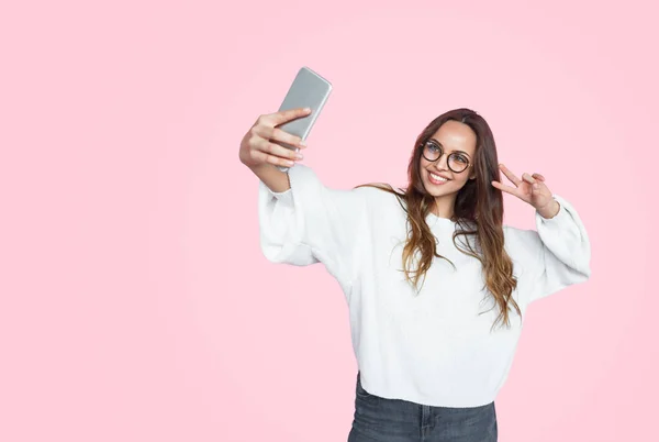 Mulher moderna elegante tomando selfie — Fotografia de Stock