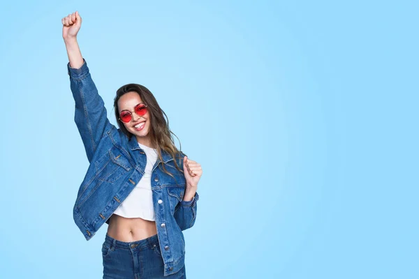 Mujer alegre celebrando la victoria — Foto de Stock